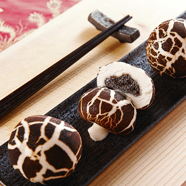 芝麻冬菇流沙包Veggie Mushroom-Shaped Bun Stuffed with Sweet Sesame Lava