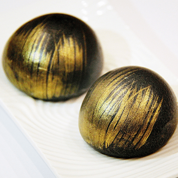 黑金流沙包Charcoal Bun with Salted Egg Yolk Custard Lava
